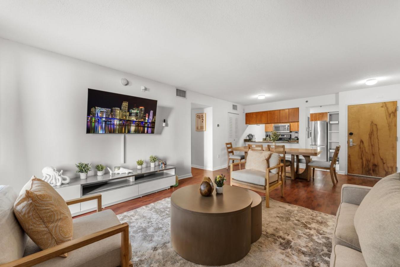 Perfectly Located 3br With Stunning Views Apartment