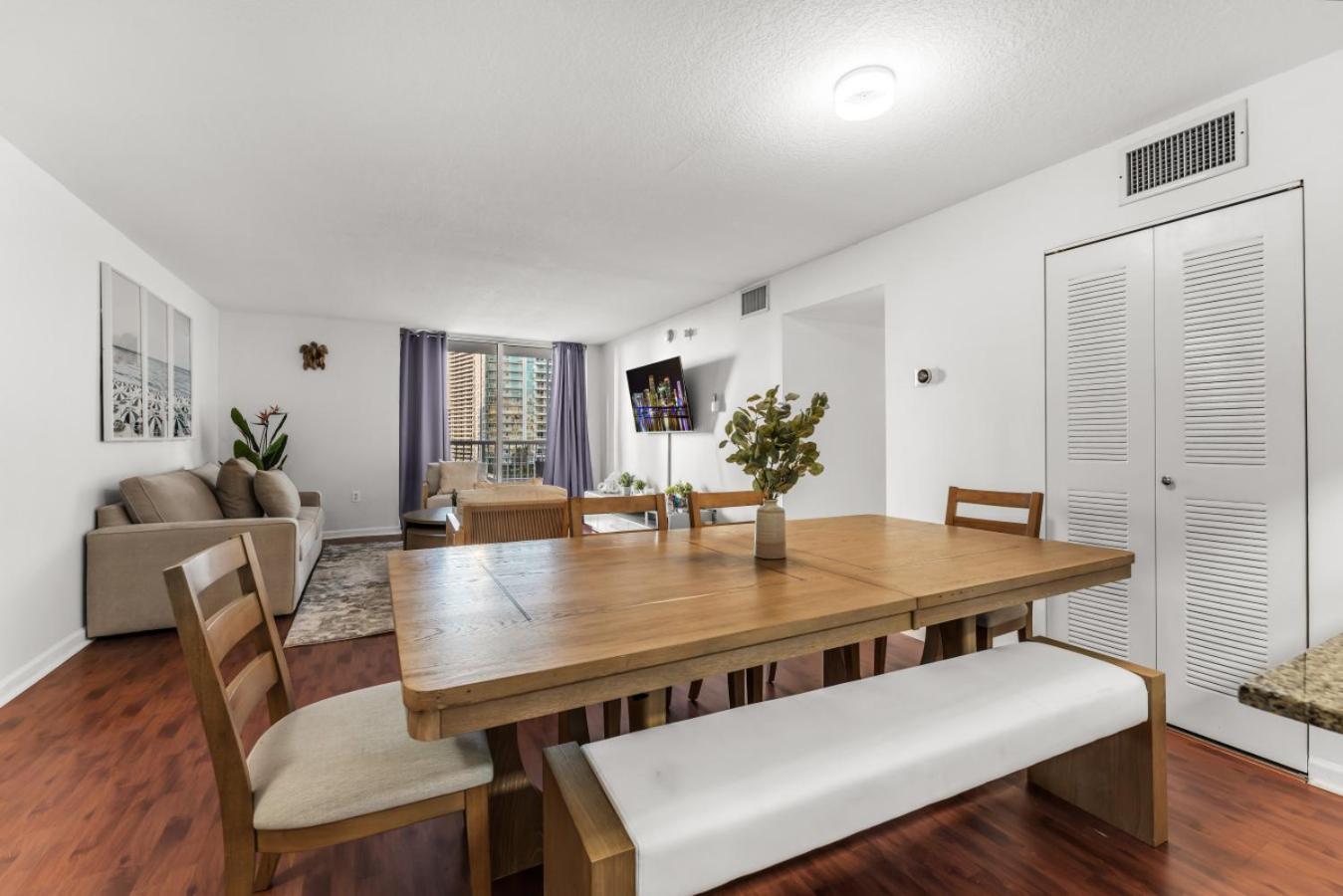 Apartment Perfectly Located 3br With Stunning Views *
